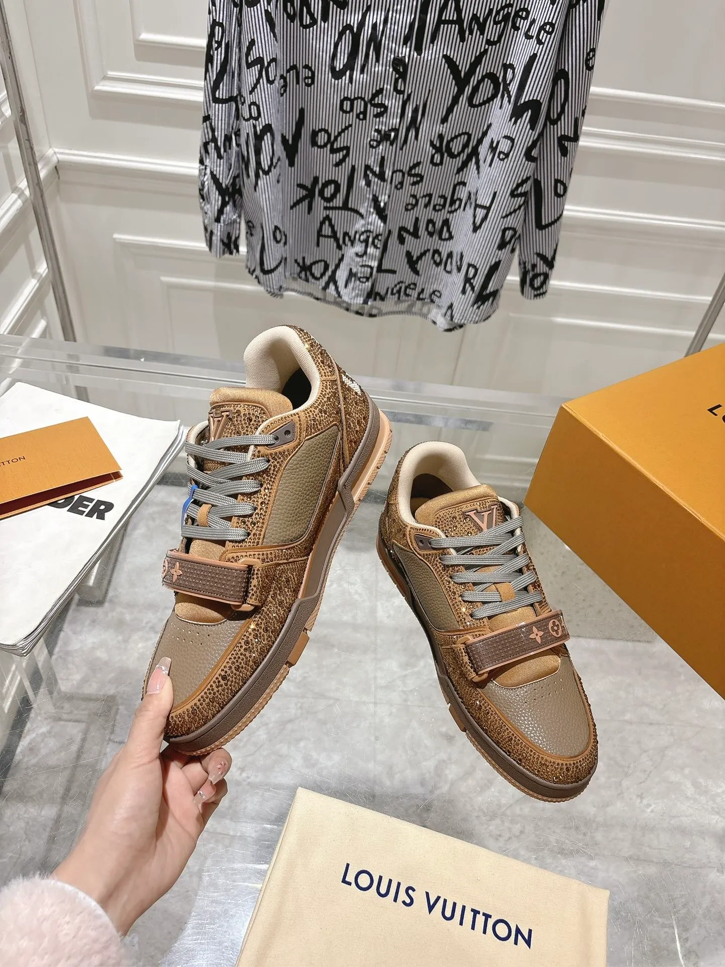 💕💕Factory direct selling price p840💕💕 Top version #couple style ⚠️ Comes with a full set of aviation box packaging ⚠️2️⃣0️⃣2️⃣5️⃣The hot LV full diamond 𝘁𝗿𝗮𝗶𝗻𝗲𝗿 series of the latest couple's sneakers, the quality has been upgraded again, the details are awesome It just doesn’t look too good! The model was sold out immediately within ten minutes of the official website going on sale. TPU outsole, mold fee is 2w+. The texture is comparable to the original version. The feet are made of polymeter micro-material and breathable British mesh. The details are the same as the original version. Please pay attention to distinguish the currency materials on the market. Size: Female 35-39, Male 39-45M